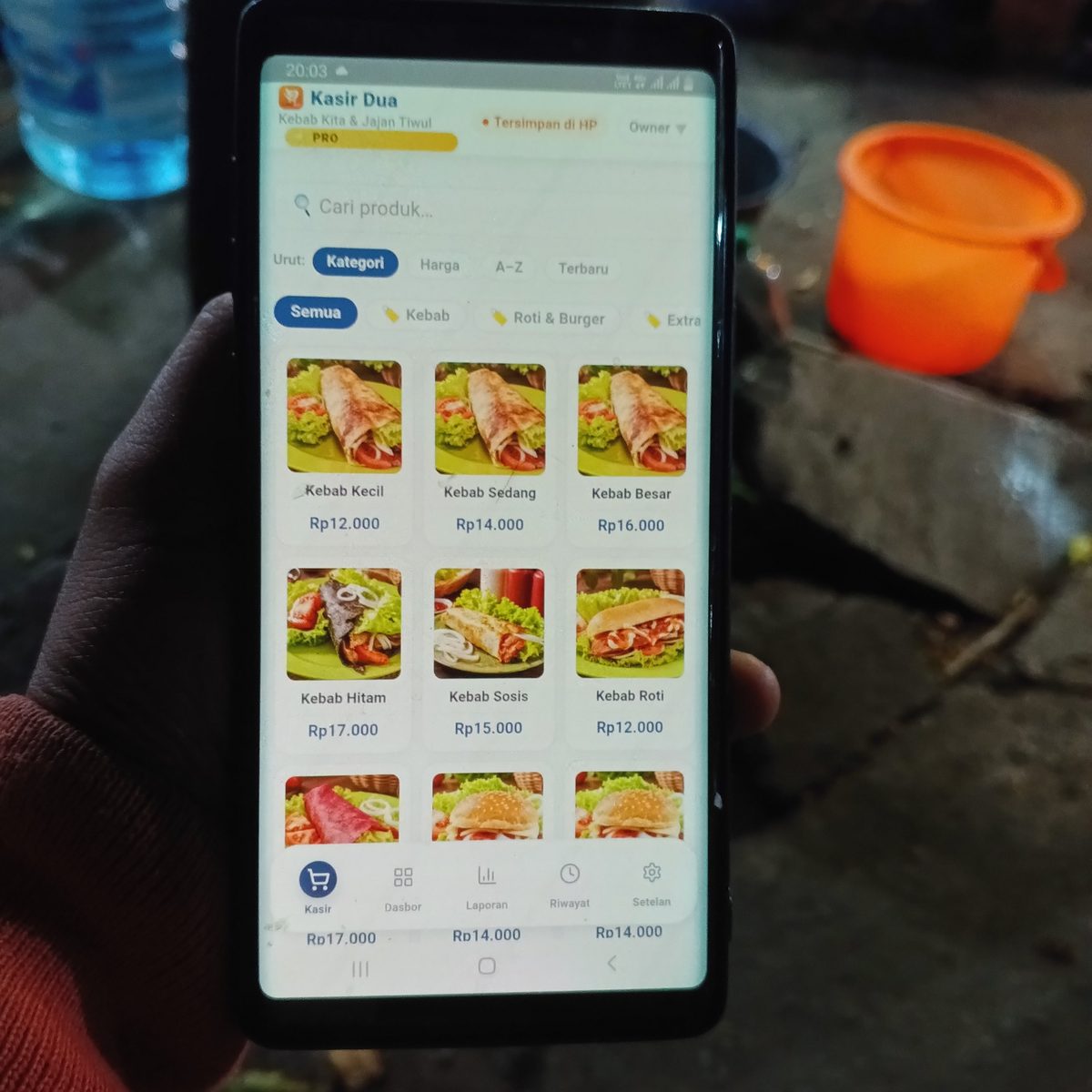 Layar kasir Kasir Dua di HP warung: menu kebab dengan foto, harga Rp12-17 ribu